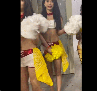 人手两个 人手两个